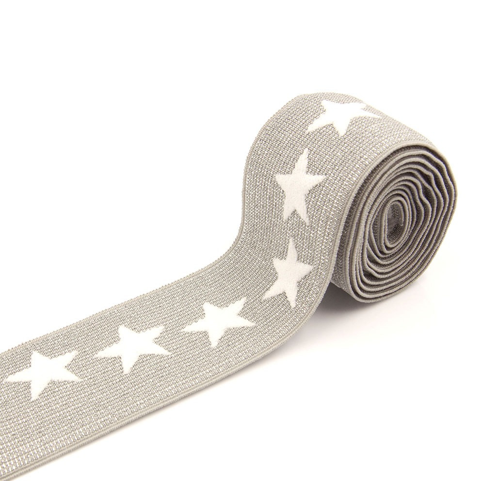 Bieliźniana guma tkana żakardowa ze wzorem w kolorze szarym ze srebrną metalizowaną nicią.