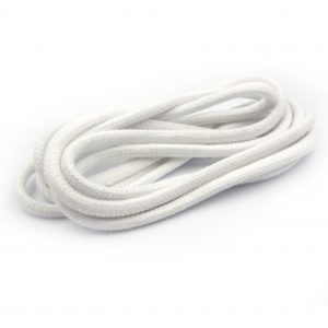 Sznurek odzieżowy bawełniany w kolorze białym jako sznurek do odzieży sportowej.