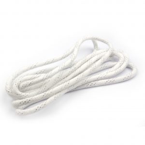 Sznurek odzieżowy bawełniany w kolorze białym z nitką metalizowaną jako sznurek do odzieży sportowej.
