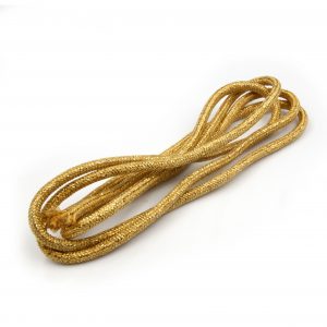 Dekoracyjny, błyszczący sznurek odzieżowy w kolorze złotym.