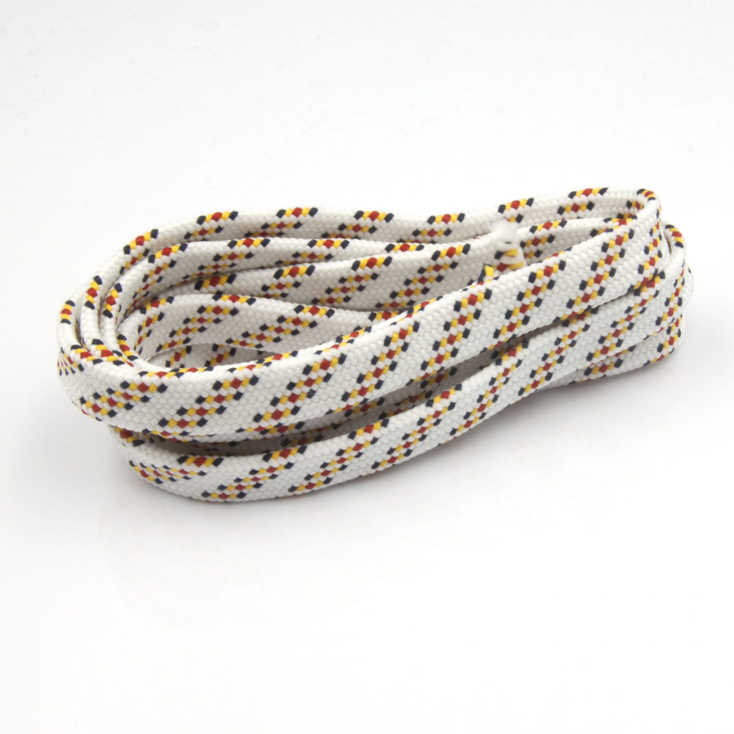 Płaski sznurek pleciony wielokolorowy stosowany jako sznurek do odzieży i odzieży sportowej.