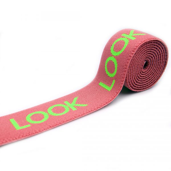 Guma tkana żakardowa w kolorze różowym z zielonym wzorem do odzieży sportowej.