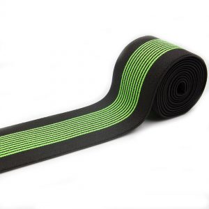 Guma tkana żakardowa w kolorze czarnym w zielone paski do odzieży sportowej.
