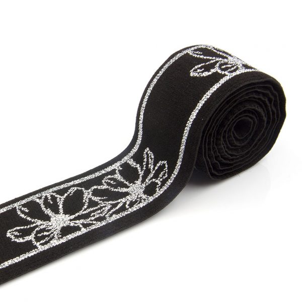 Guma tkana żakardowa w kolorze czarnym ze srebrnym wzorem z przędzy metalizowanej do odzieży sportowej.
