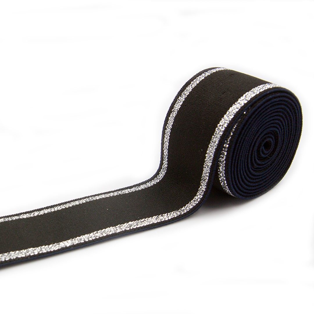 Guma tkana żakardowa w kolorze czarnym z dwoma srebrnymi paskami z przędzy metalizowanej do odzieży sportowej.