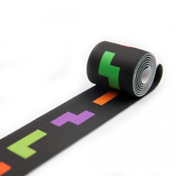 Guma tkana drukowana w kolorze czarnym z kolorowym wzorem do odzieży.