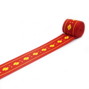 Taśma tkana w kolorze czerwonym z żółtym wzorem do odzieży i tkanin dekoracyjnych.