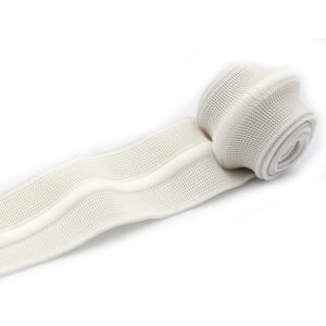 Guma tkana ze sznurkiem w kolorze białym.