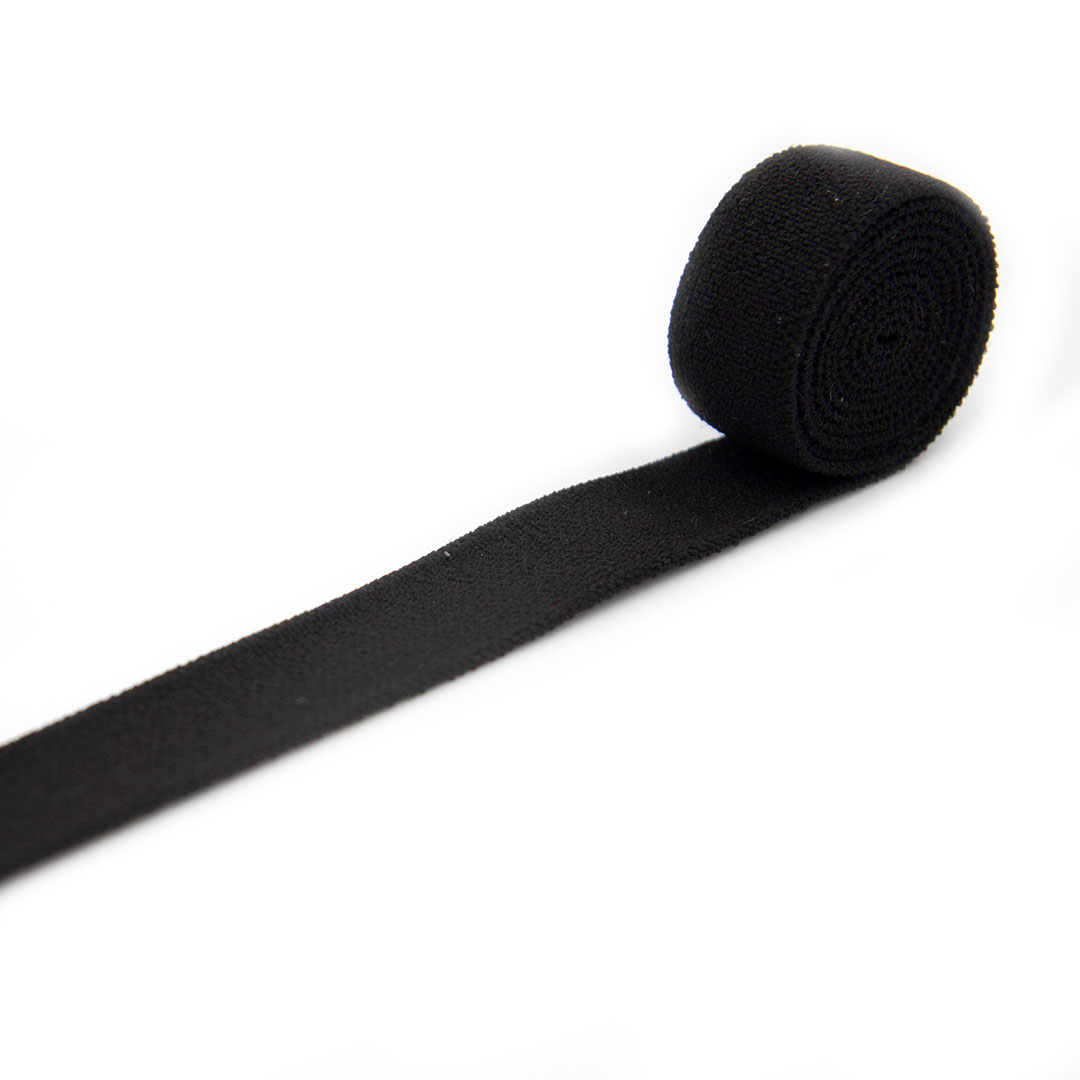 Guma tkana w kolorze czarnym do odzieży i wyrobów technicznych.