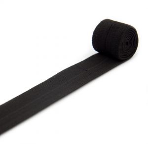 Guma tkana łamana w kolorze czarnym do odzieży i wyrobów technicznych.
