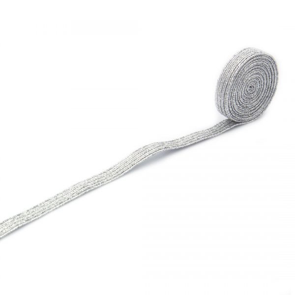 Gumka pleciona płaska w kolorze srebrnym z przędzą metalizowaną do odzieży i wyrobów poligraficznych.