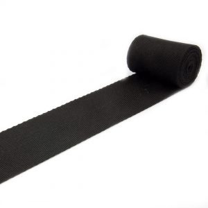Lamówka tkana o splocie jodełki w kolorze czarnym do odzieży i wyrobów technicznych.