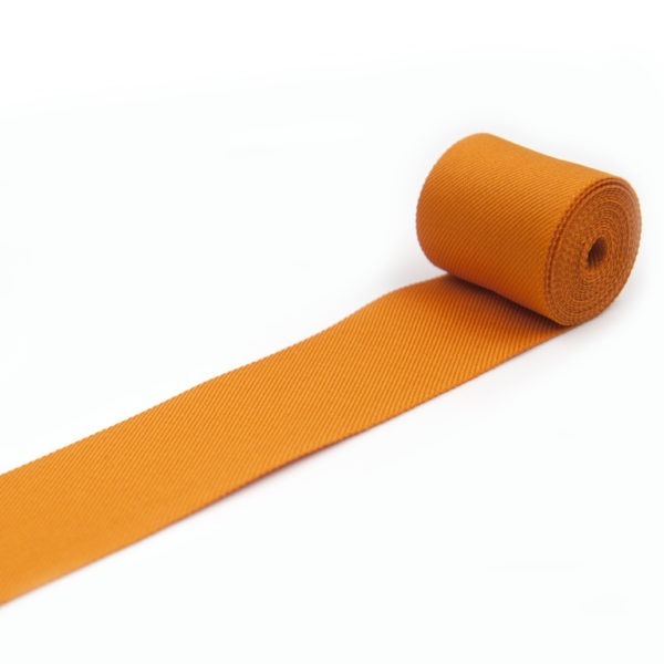 Taśma tkana w kolorze pomarańczowym do odzieży i wyrobów kaletniczych.